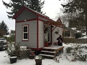 Small_house_during_January_2016_Oregon_snowfall