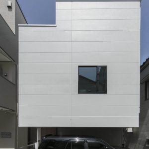 スキップフロアで区切る。車をあきらめないための2ｍオーバーハングのある狭小住宅